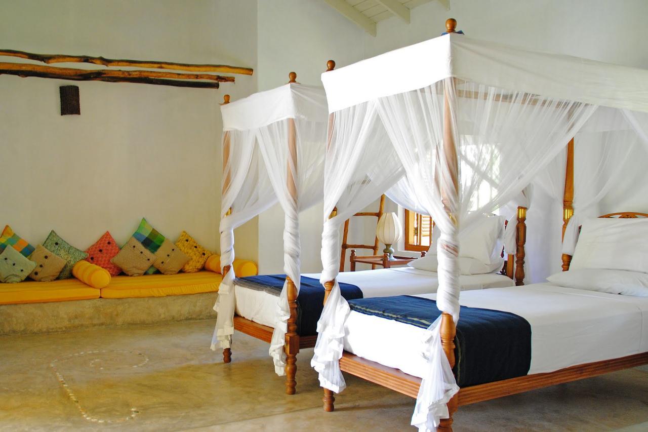 Khomba Beach House Alankuda Bagian luar foto