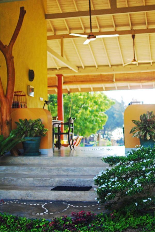Khomba Beach House Alankuda Bagian luar foto
