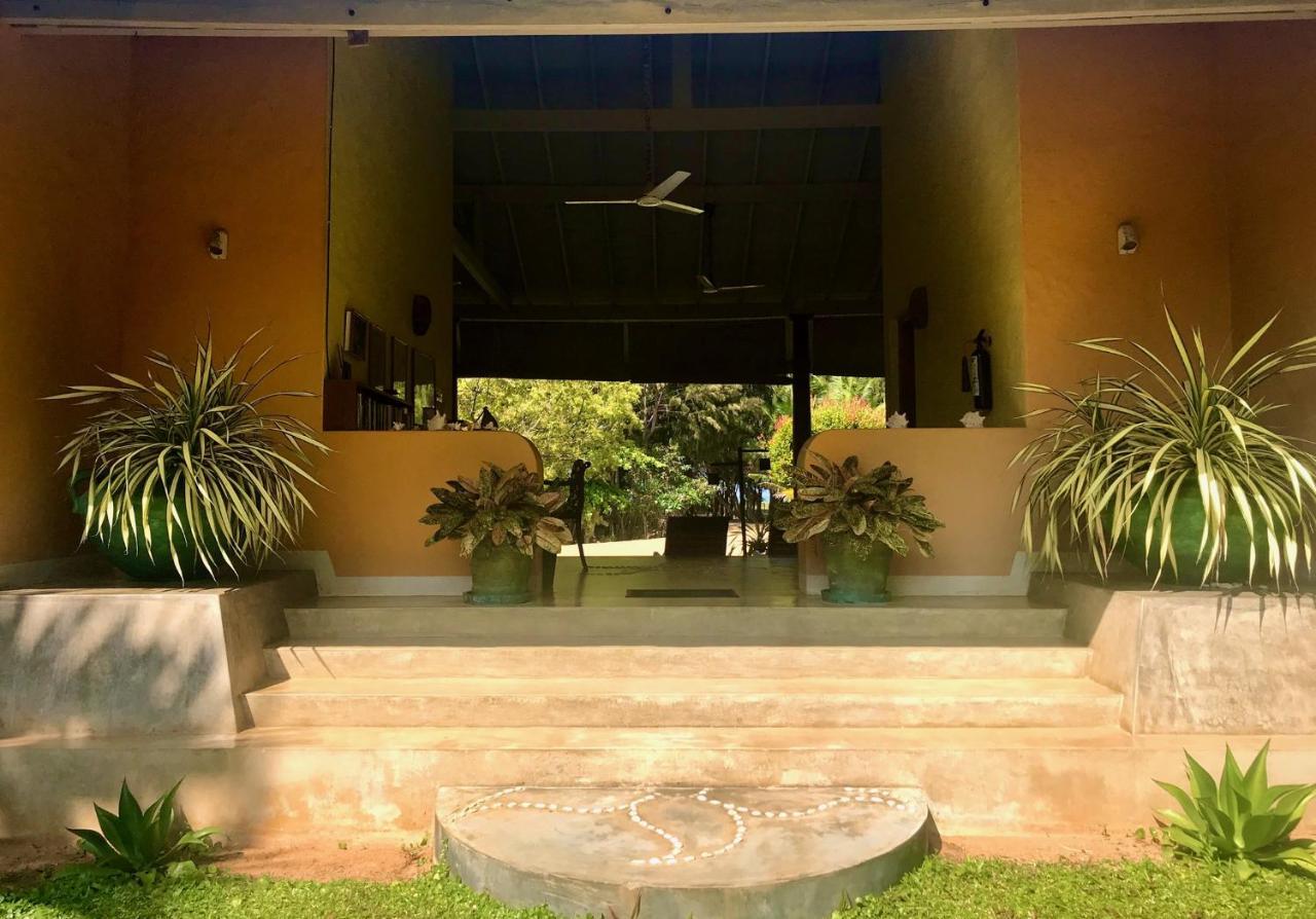 Khomba Beach House Alankuda Bagian luar foto