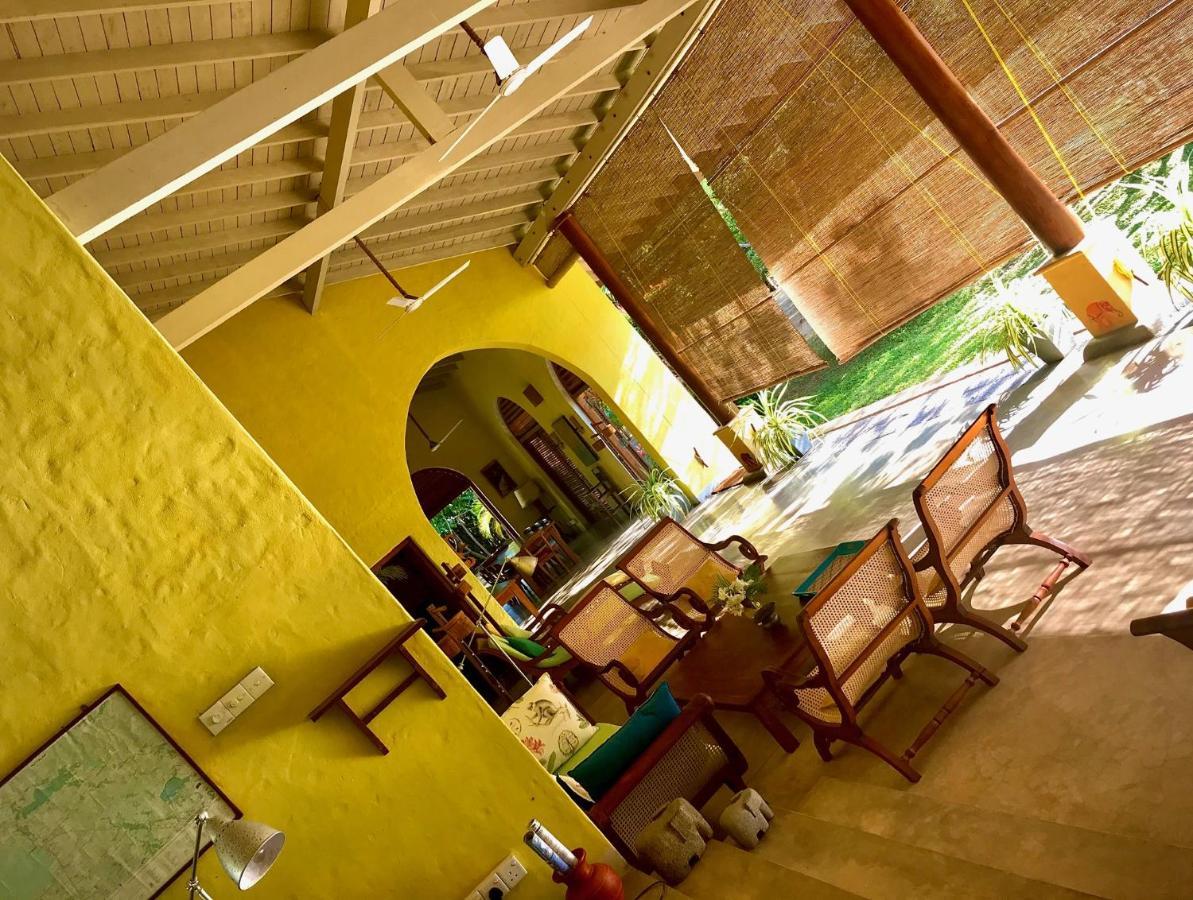 Khomba Beach House Alankuda Bagian luar foto