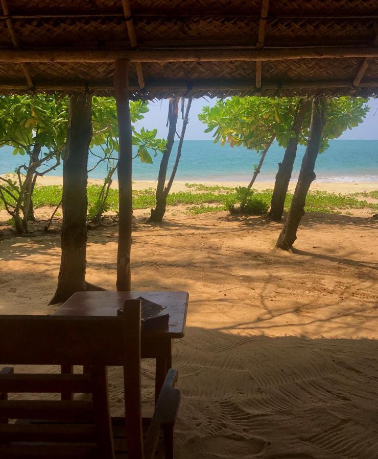 Khomba Beach House Alankuda Bagian luar foto