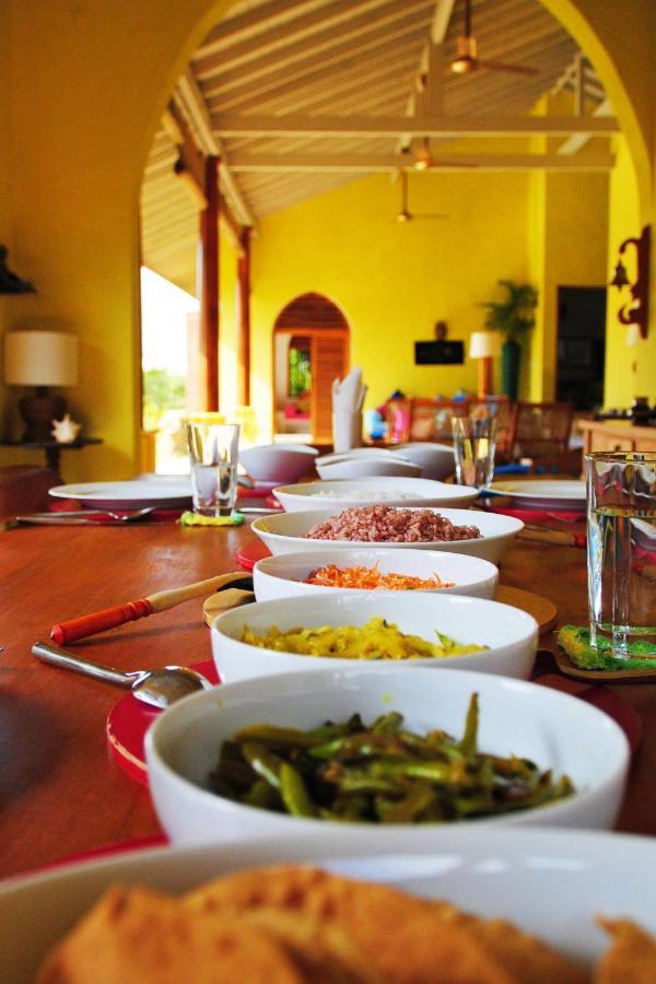 Khomba Beach House Alankuda Bagian luar foto